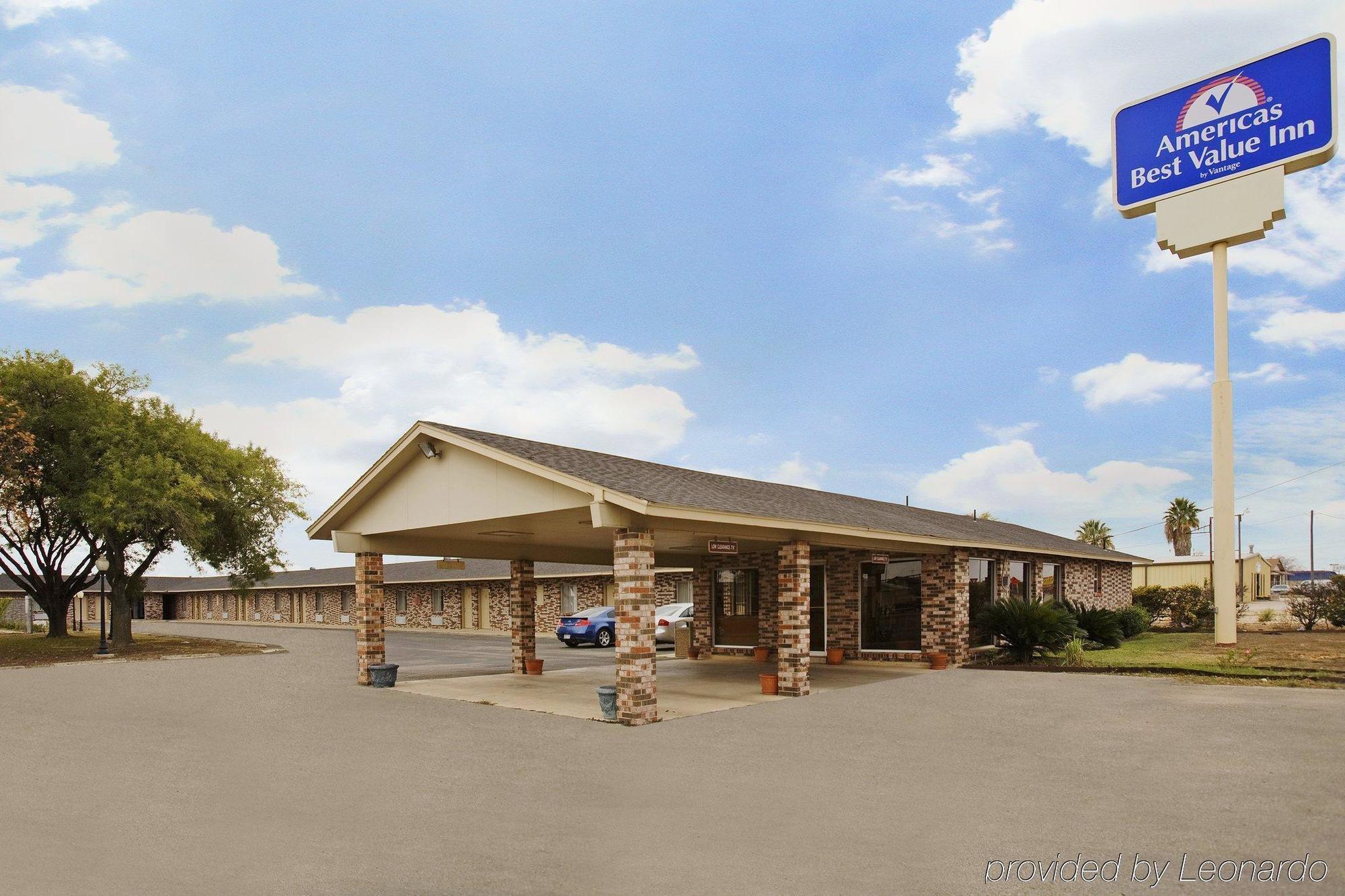 Regency Inn Hondo מראה חיצוני תמונה