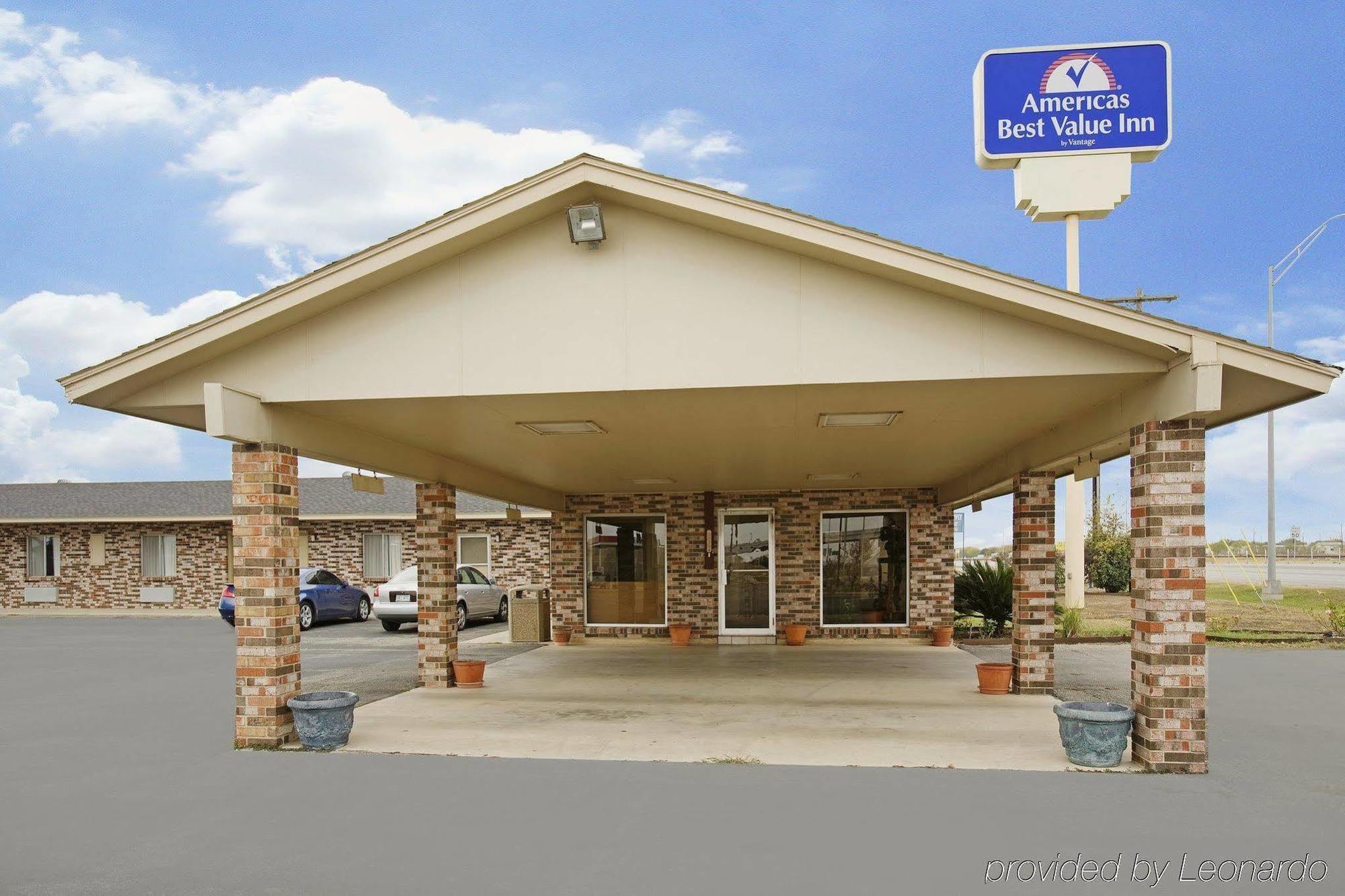 Regency Inn Hondo מראה חיצוני תמונה